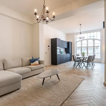Beautiful Renovated In An Authentic Building Apartment