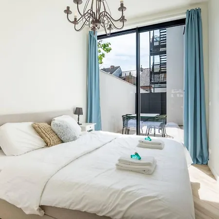 Beautiful Renovated In An Authentic Building Apartament *